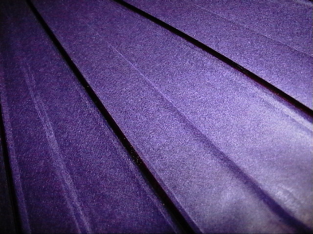 無地紙蛇の目傘　紫色　平張りのアップ写真
