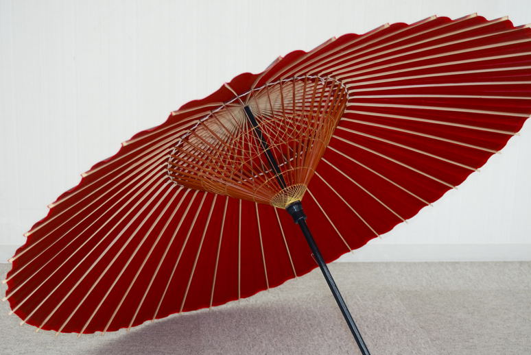 岐阜和傘−無地紙蛇の目傘　紅　下から見た写真　